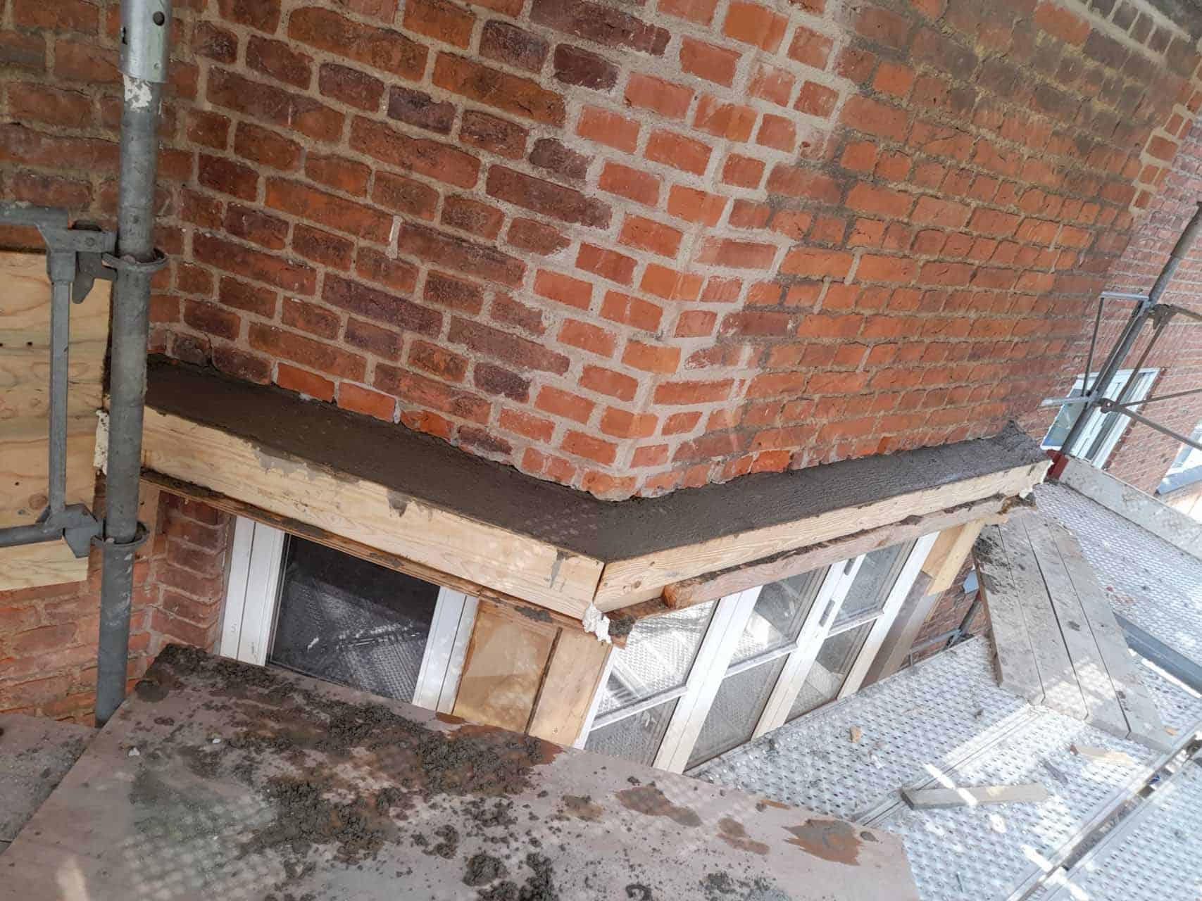 Renovering af kældernedgang med mursten og rå beton