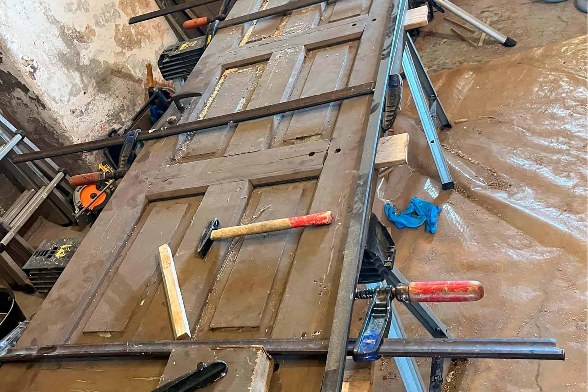 Bygningsvedligehold Gammel fyldningsdør på bukke under restaurering af tømrer i Rødovre