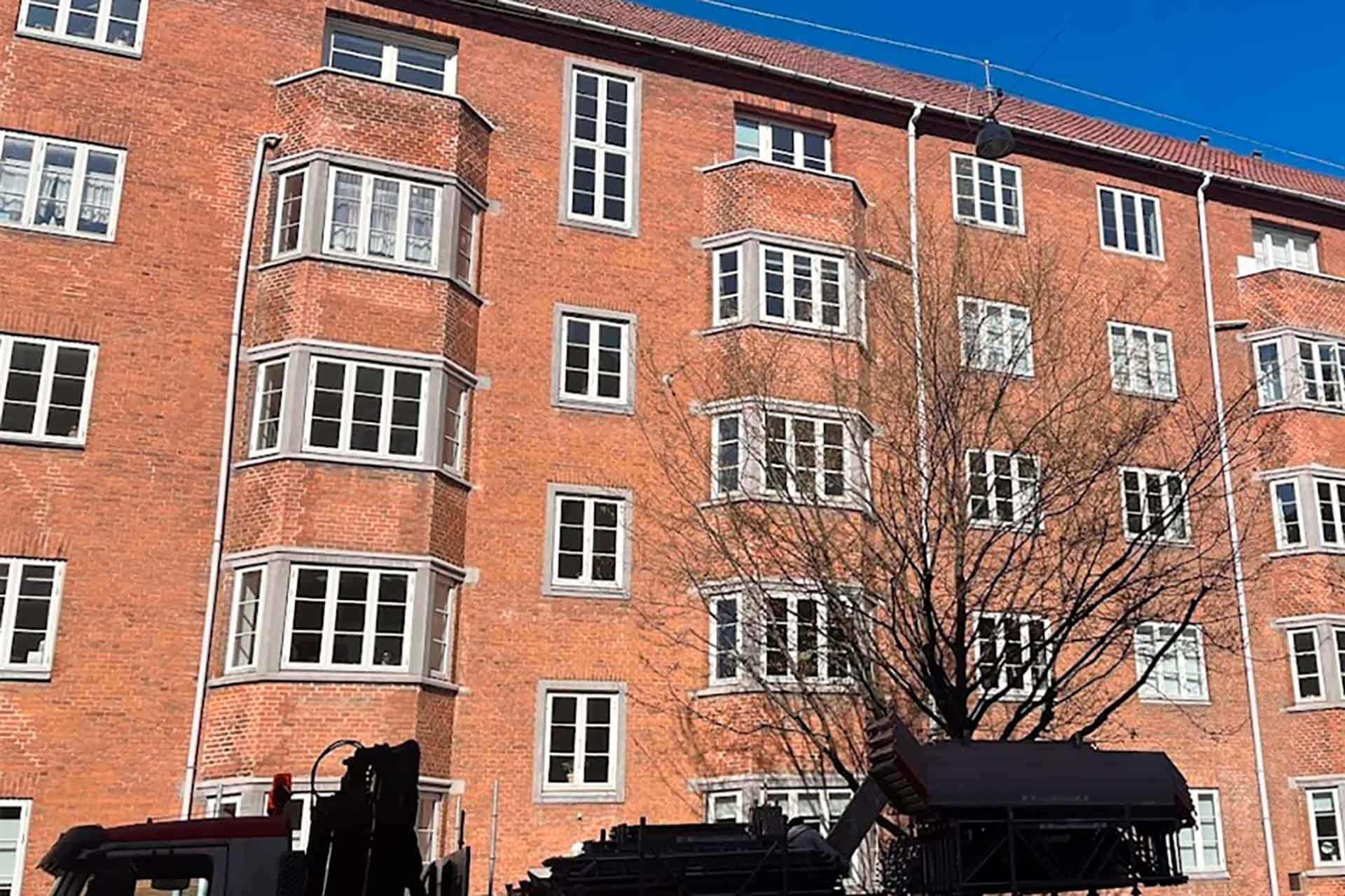 Klassisk københavner-ejendom i røde mursten efter bygningsrenovering