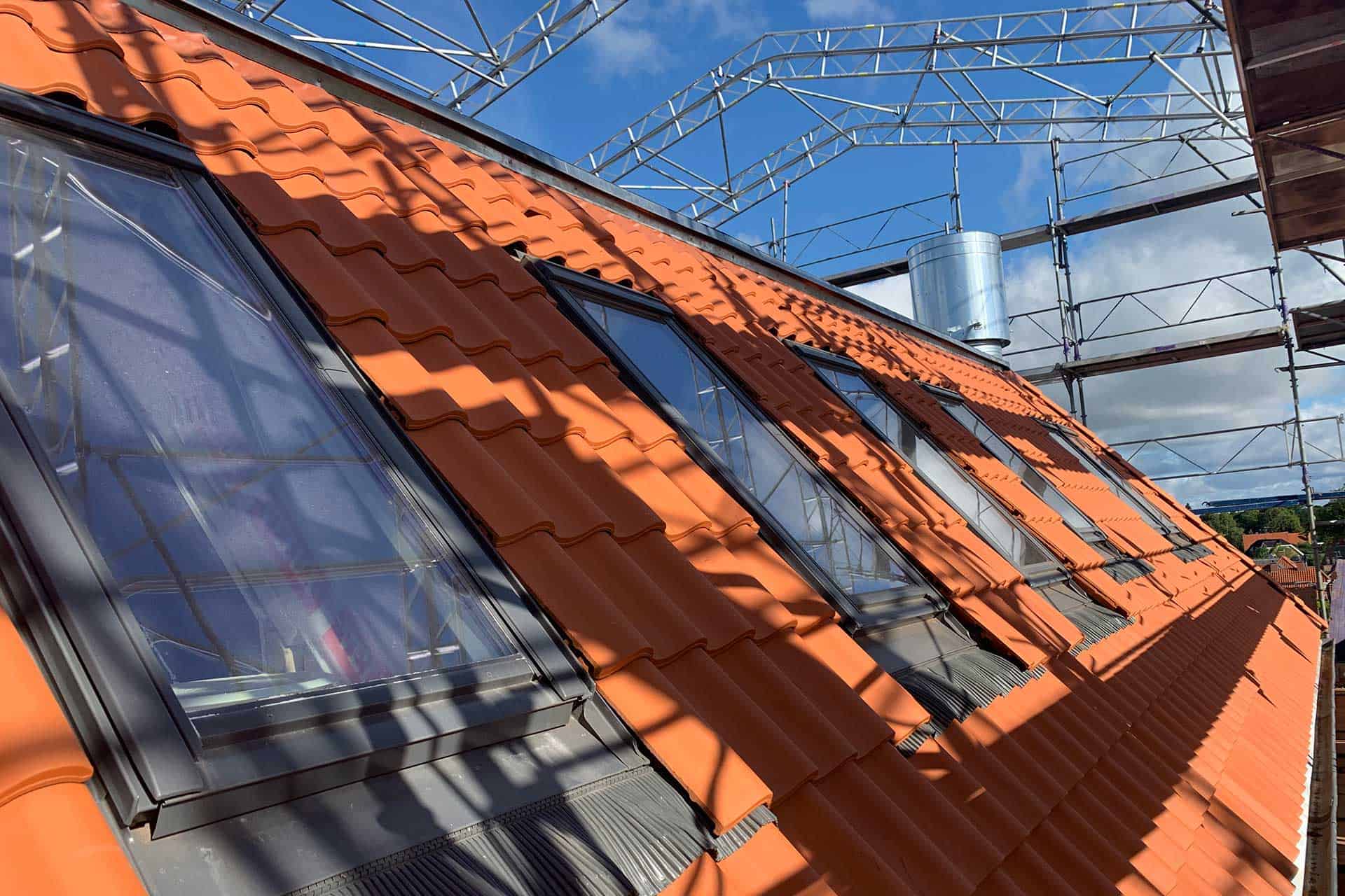 Hovedentreprise-forside-cta Nyt tegltag med ovenlysvinduer monteret af entreprenørfirma i Rødovre