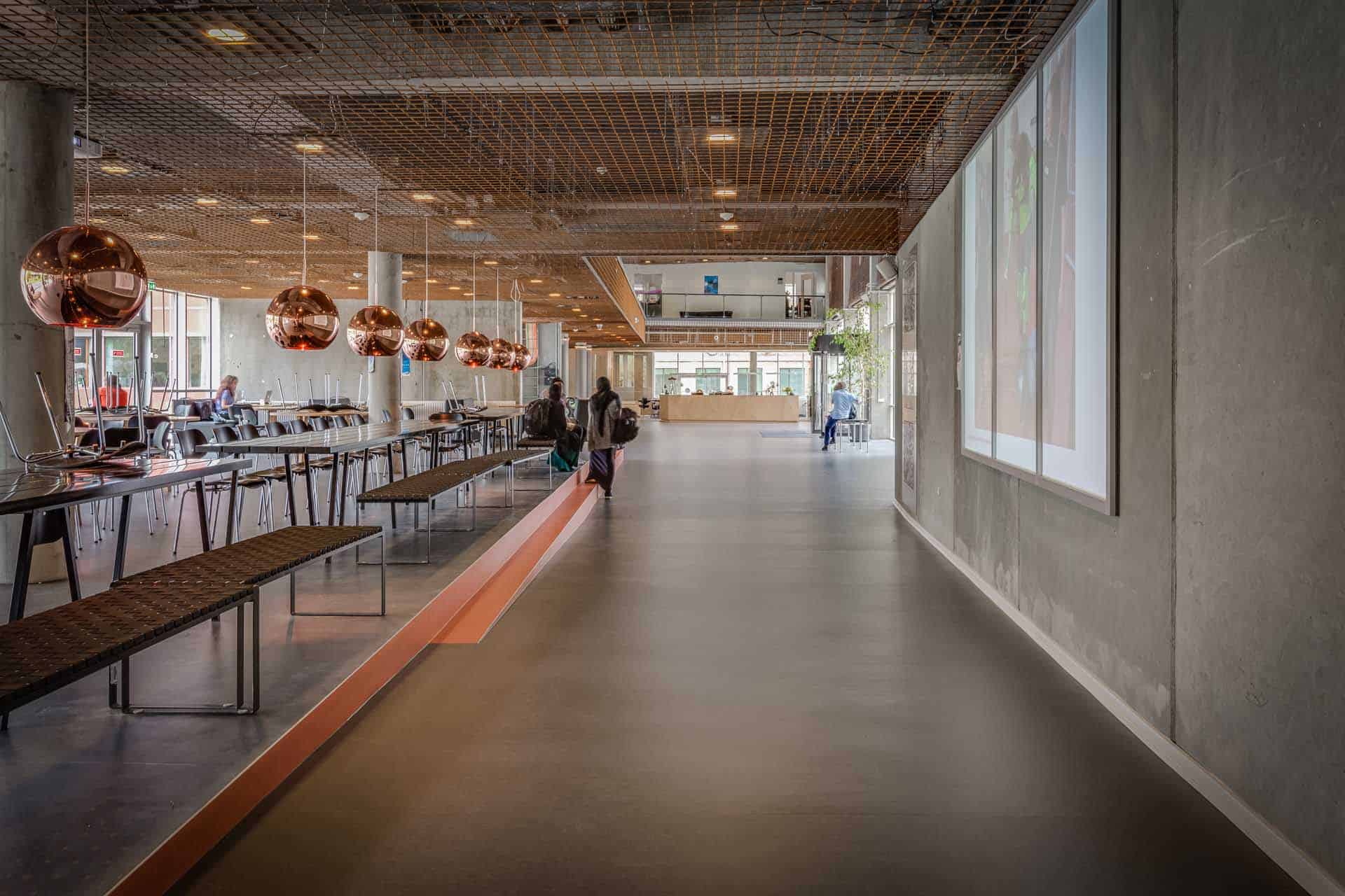 Renovering af erhvervslokaler med råt look og synlige rørføringer