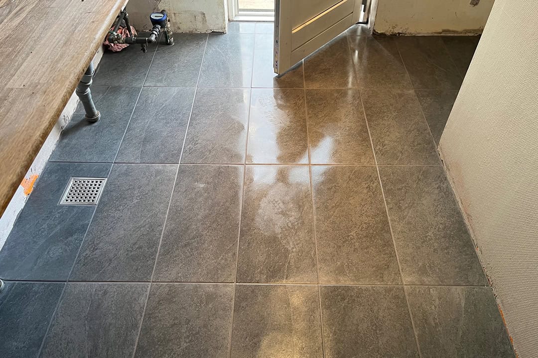Nyt mørkt flisegulv lagt i forbindelse med fagentreprise i Rødovre